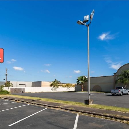 Econo Lodge Baytown Bagian luar foto