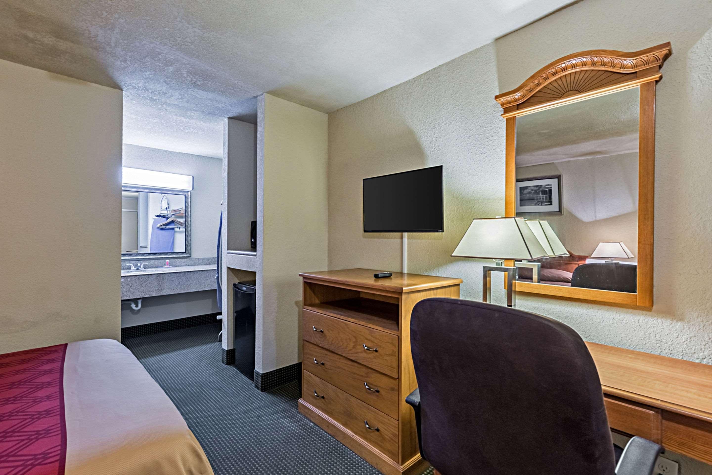 Econo Lodge Baytown Bagian luar foto