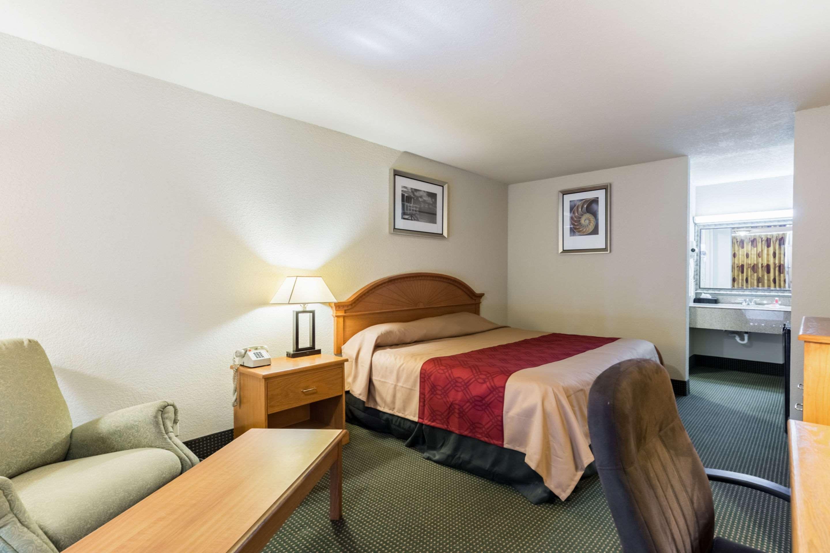 Econo Lodge Baytown Bagian luar foto