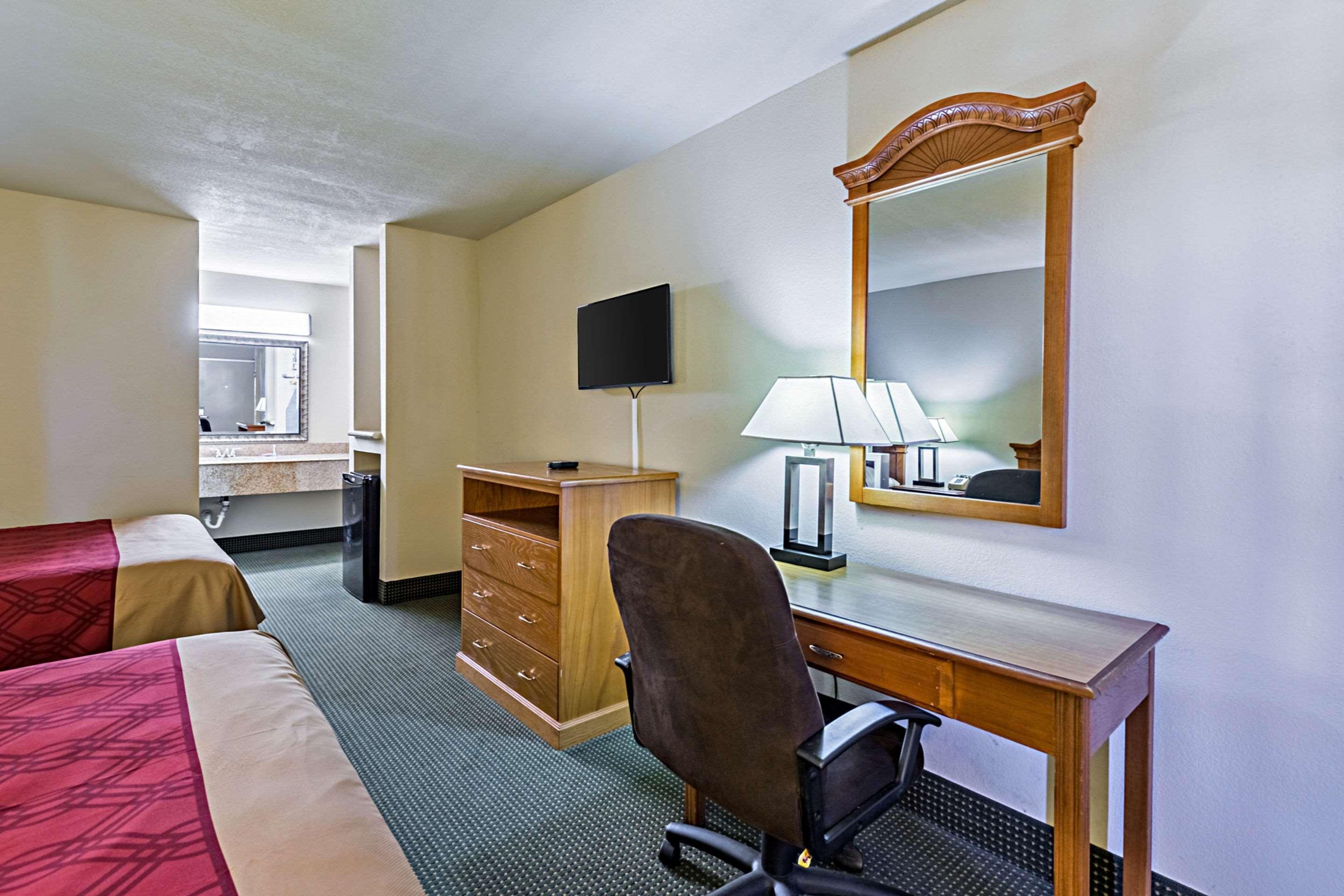 Econo Lodge Baytown Bagian luar foto