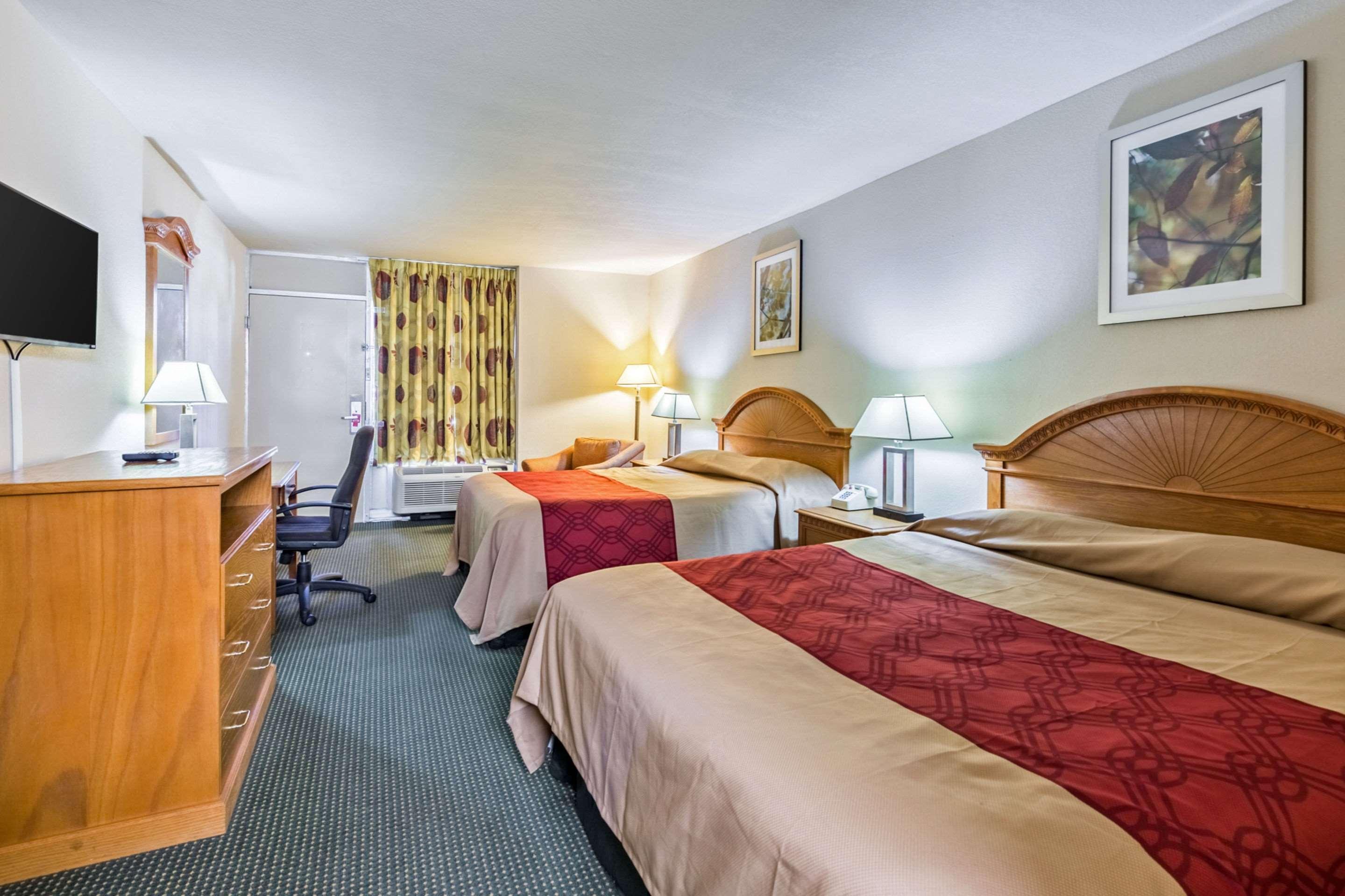 Econo Lodge Baytown Bagian luar foto