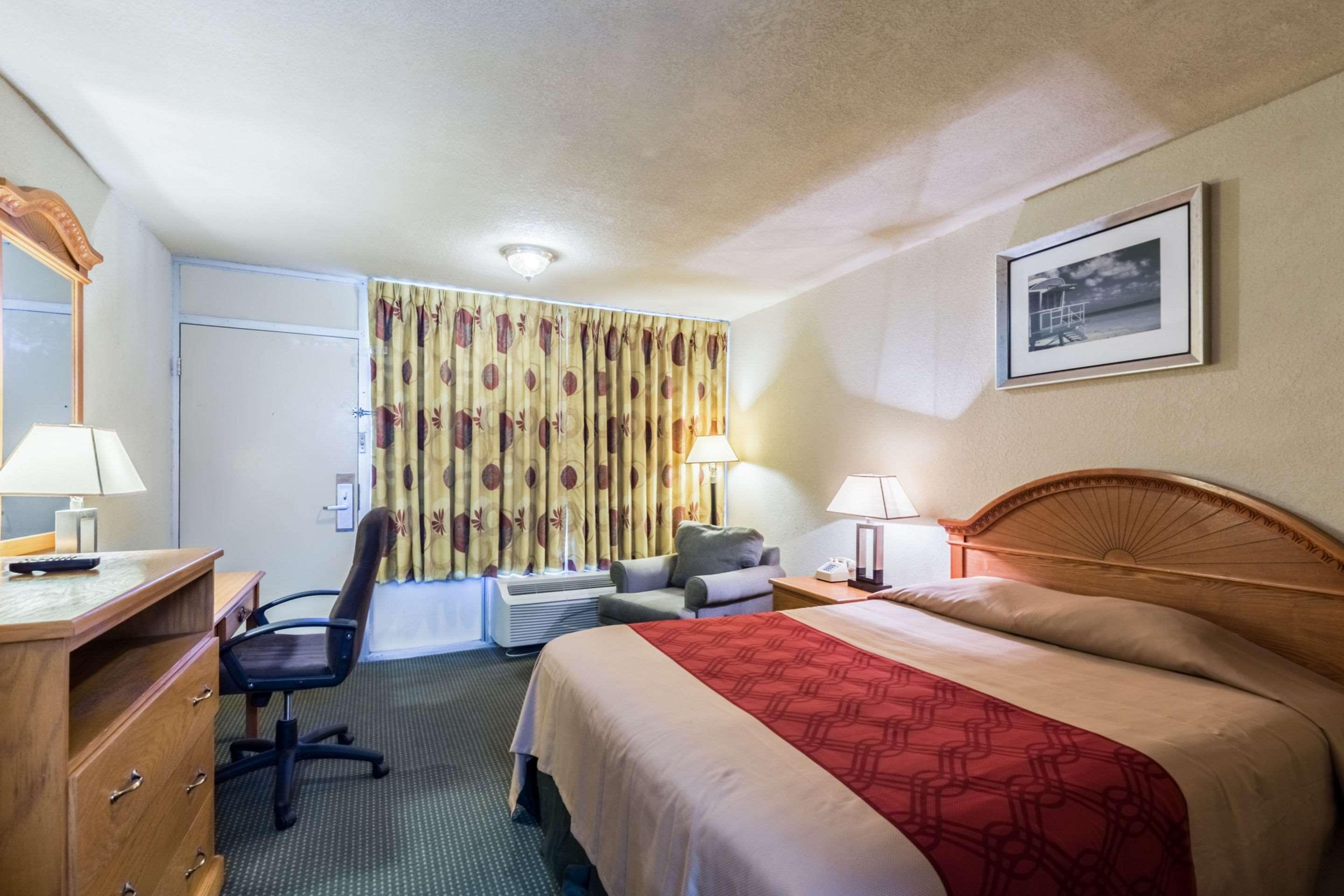 Econo Lodge Baytown Bagian luar foto