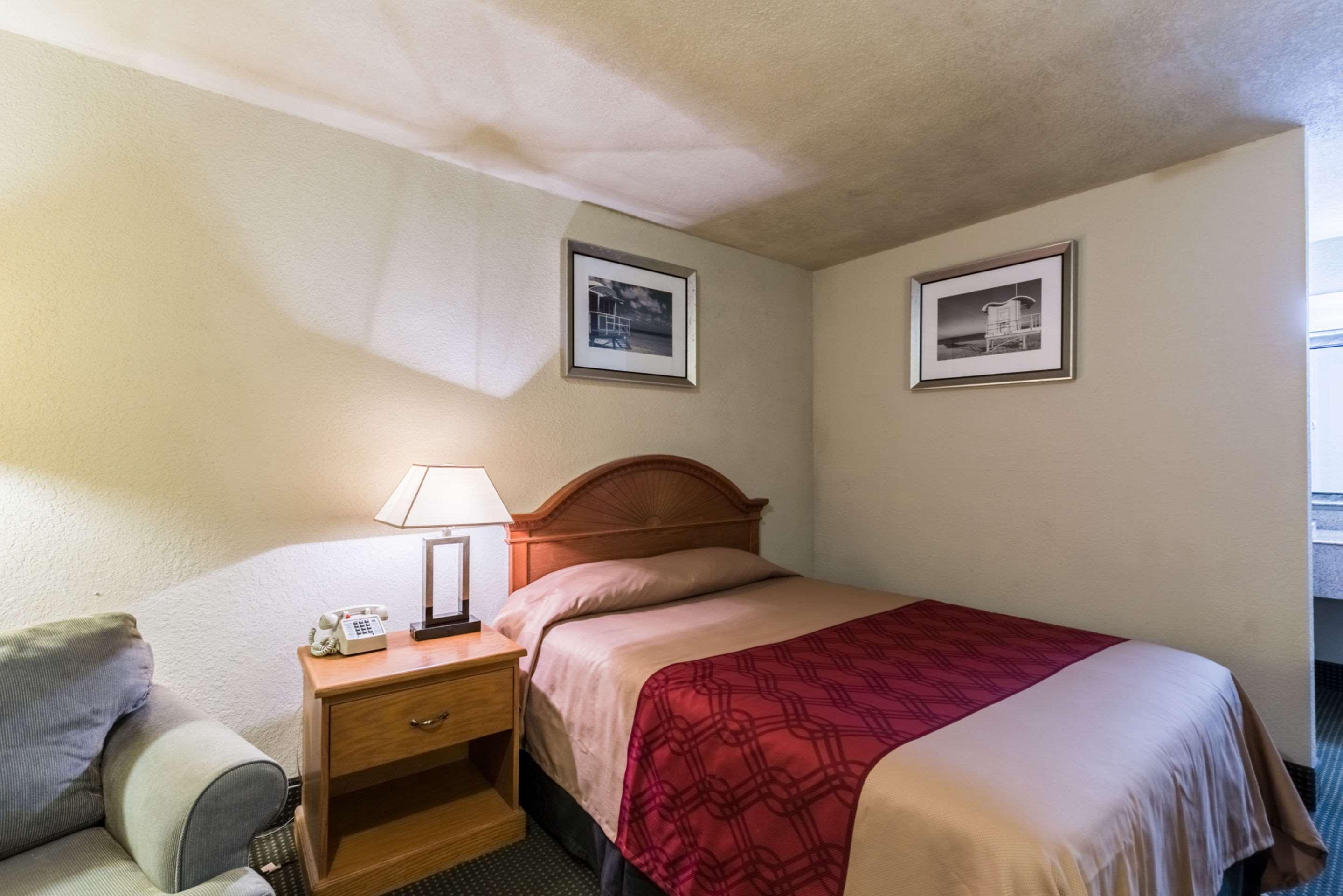 Econo Lodge Baytown Bagian luar foto