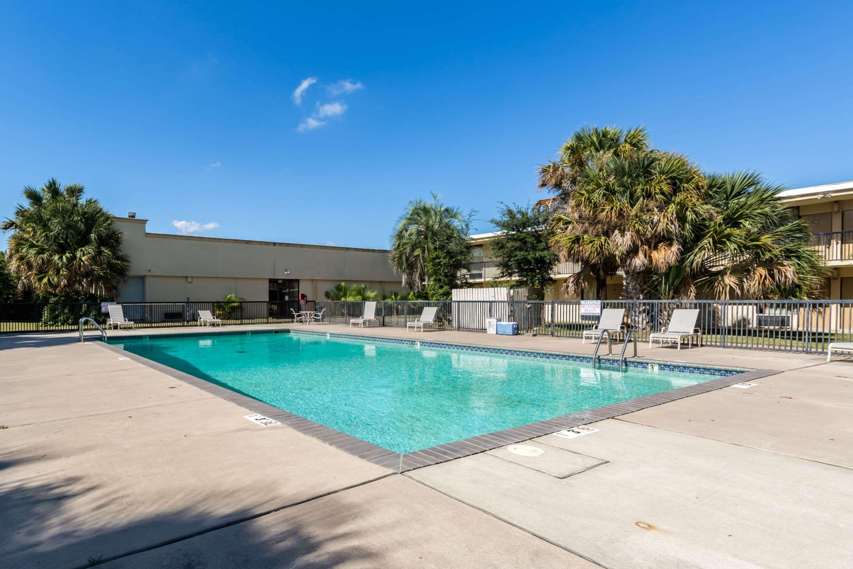 Econo Lodge Baytown Bagian luar foto