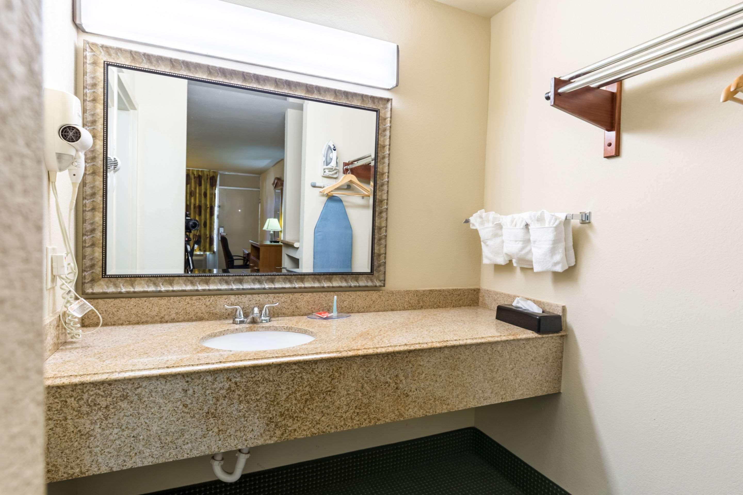 Econo Lodge Baytown Bagian luar foto