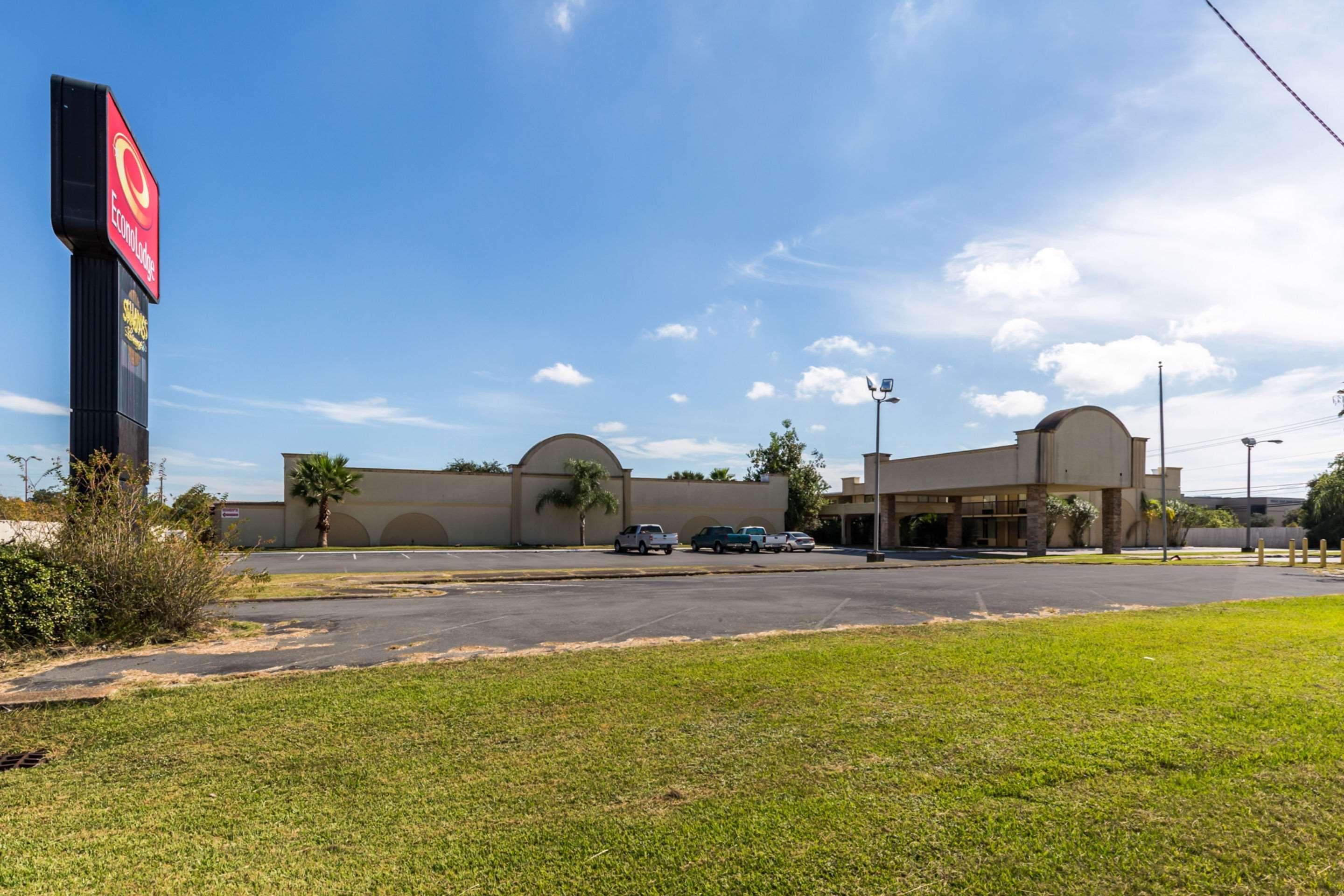 Econo Lodge Baytown Bagian luar foto
