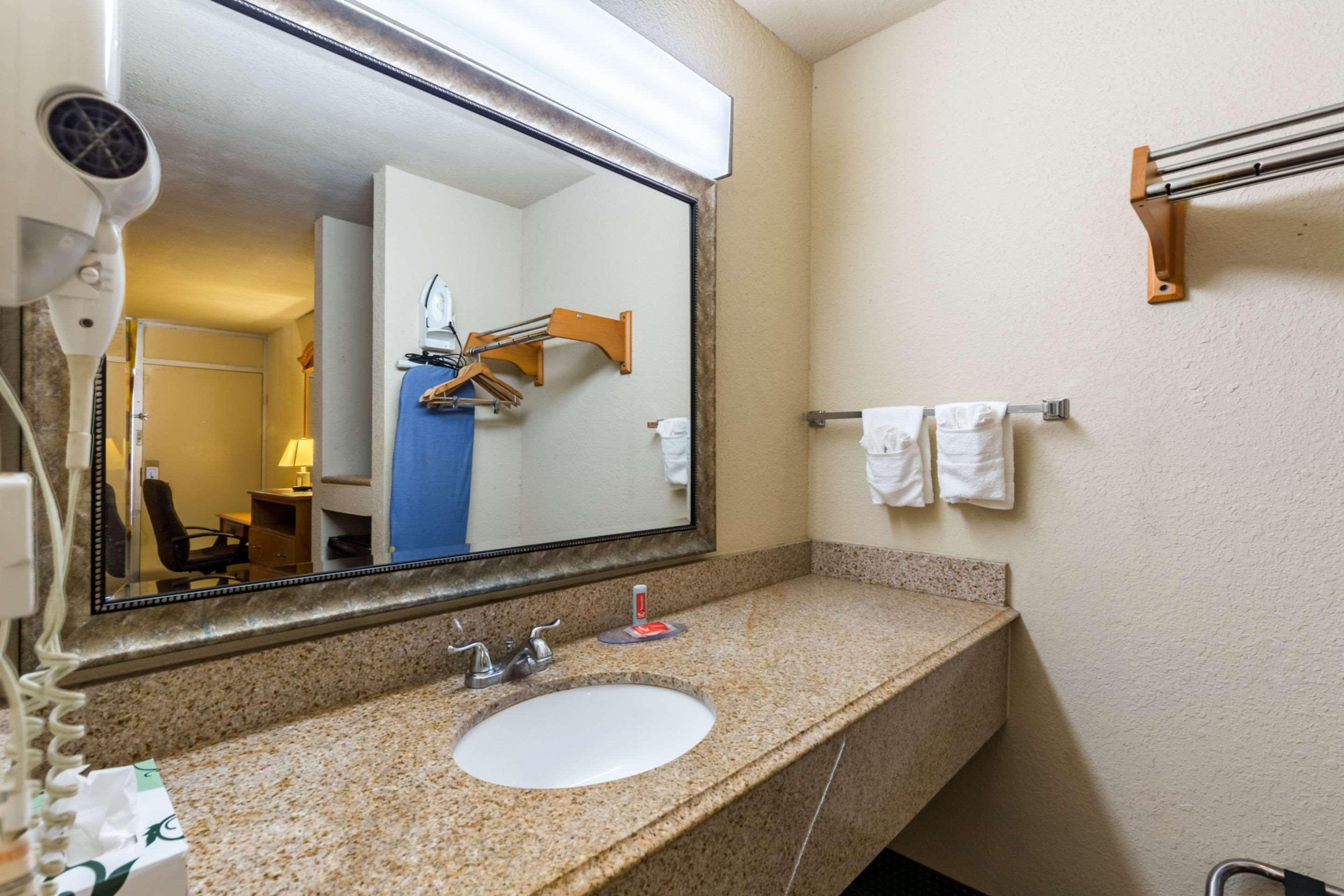 Econo Lodge Baytown Bagian luar foto