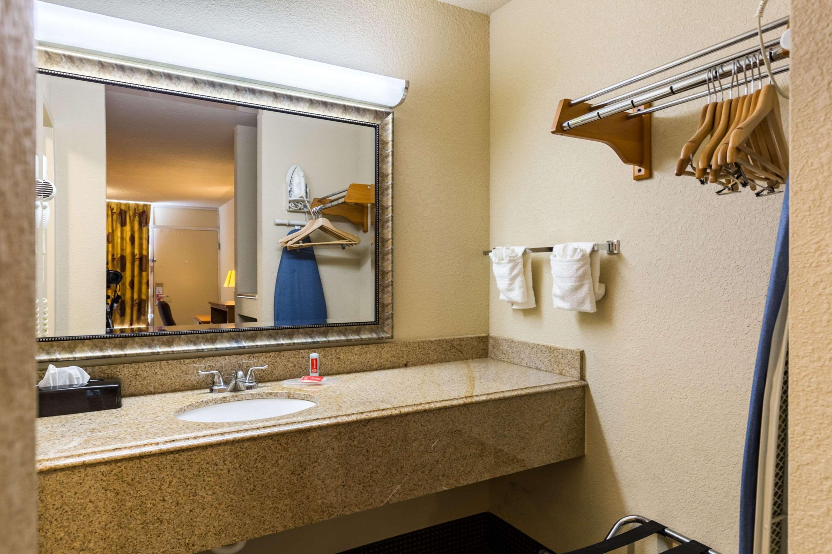 Econo Lodge Baytown Bagian luar foto