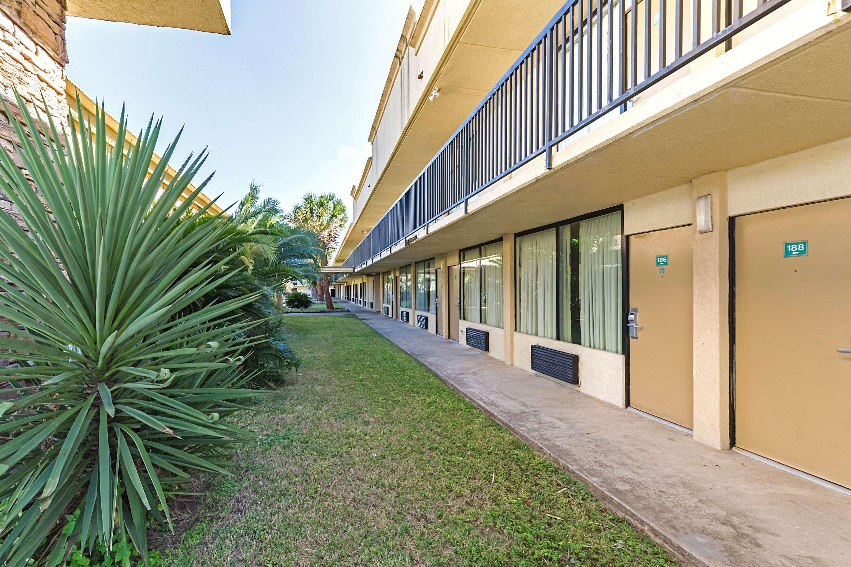 Econo Lodge Baytown Bagian luar foto