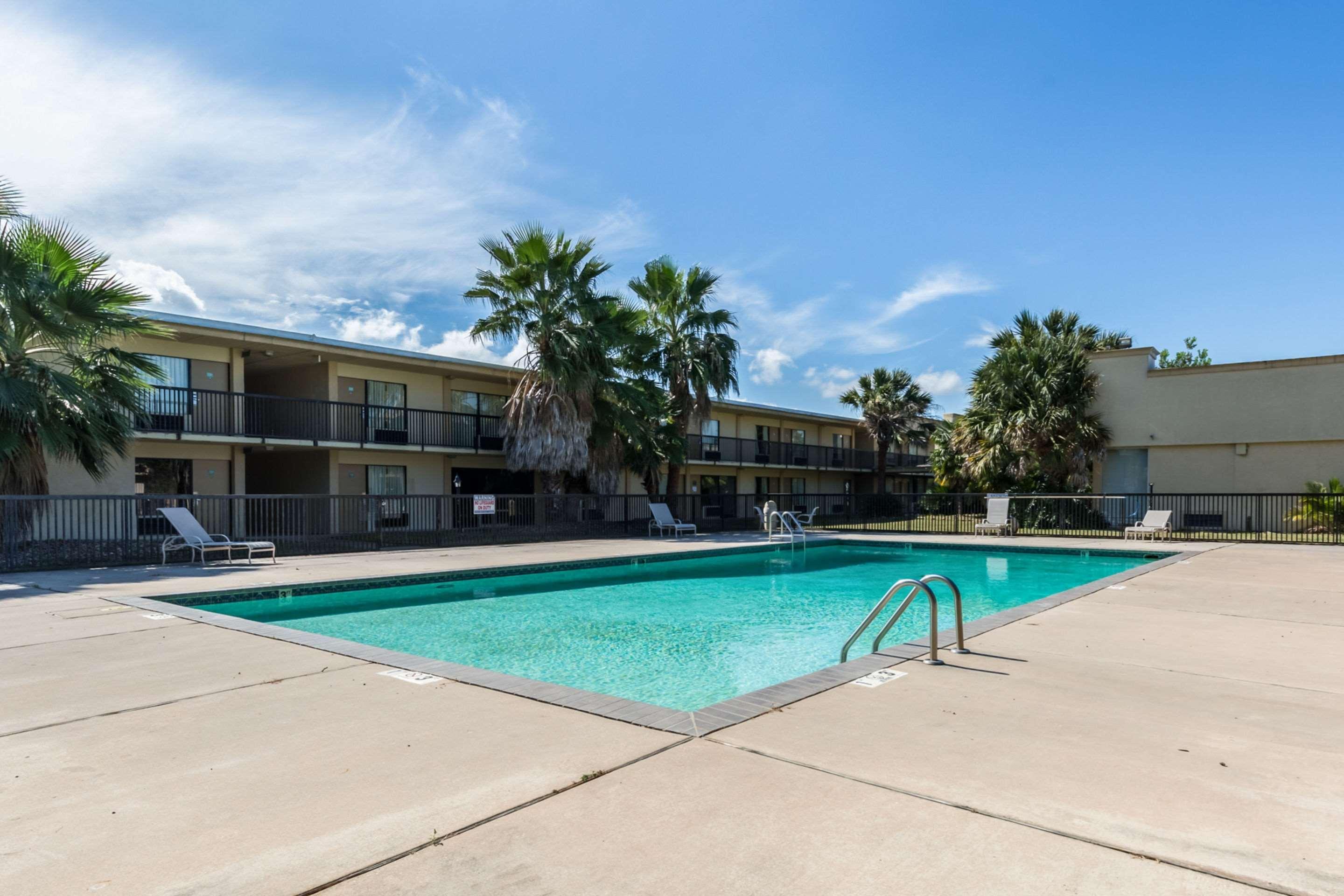 Econo Lodge Baytown Bagian luar foto