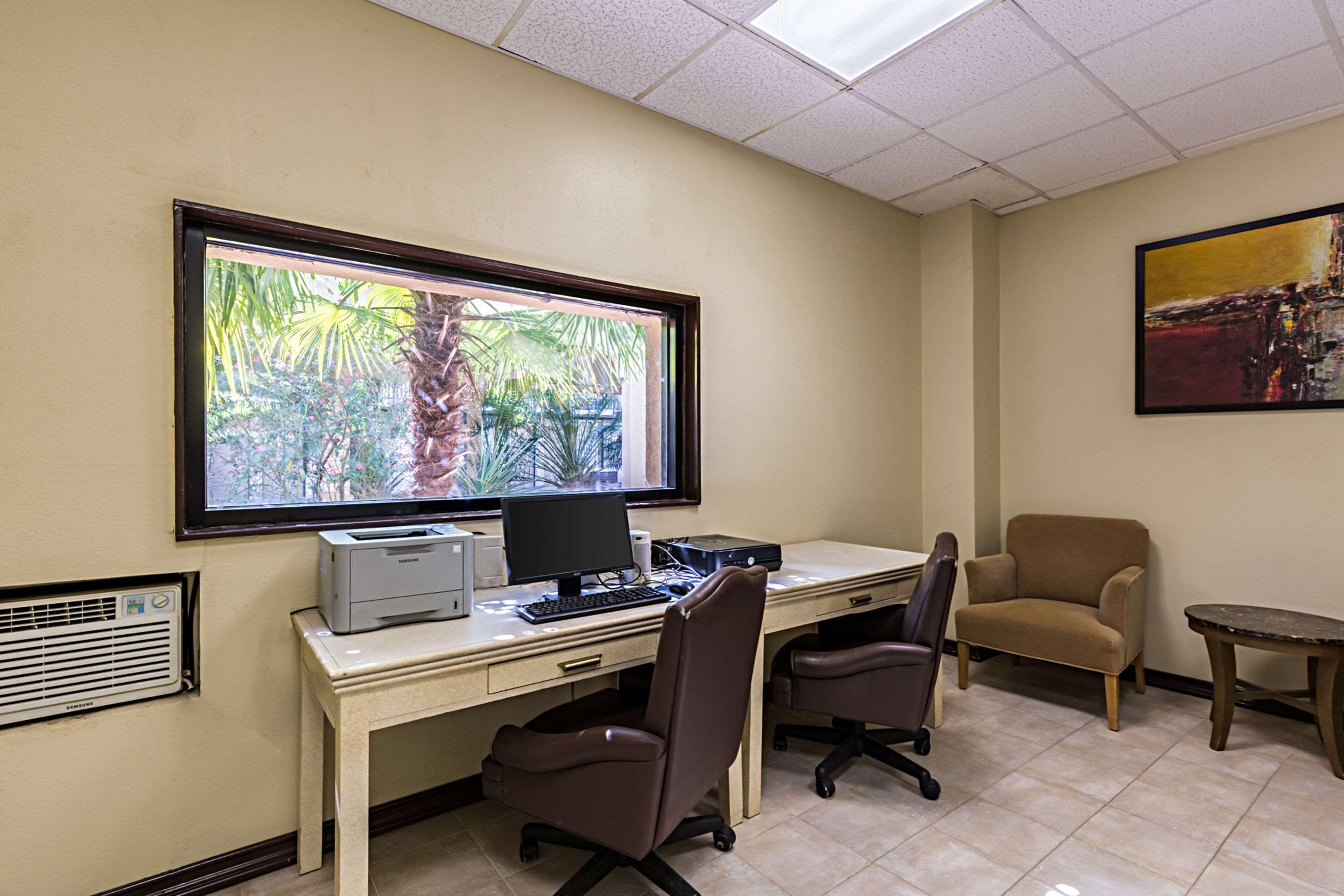 Econo Lodge Baytown Bagian luar foto