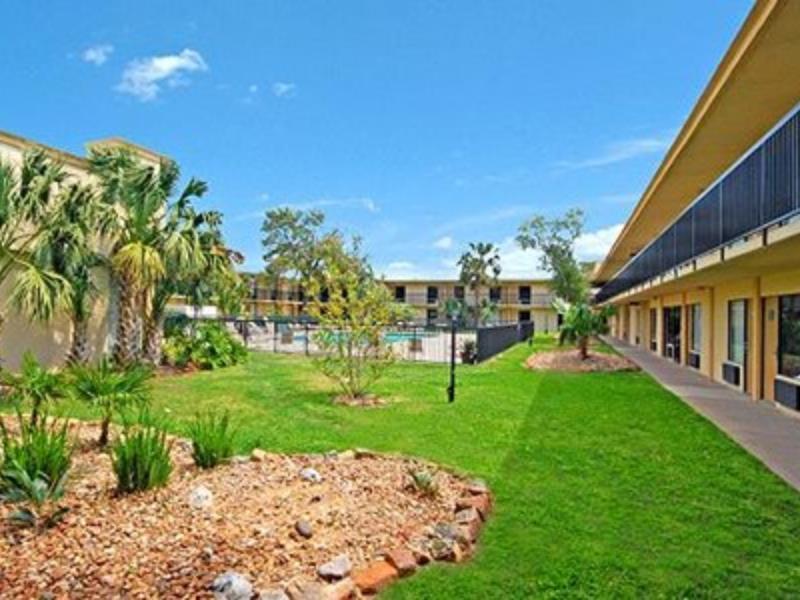 Econo Lodge Baytown Bagian luar foto
